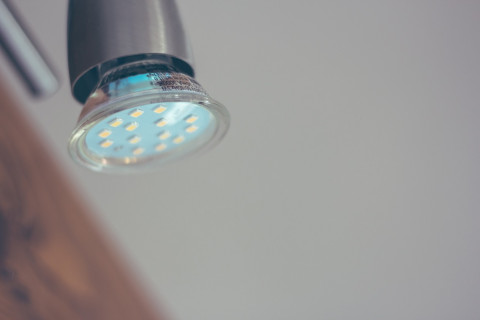 Výhody a nevýhody LED osvětlení: Proč do něj případně investovat?